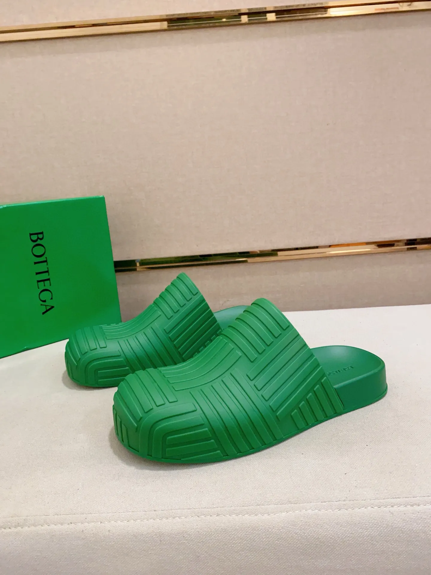 Men's shoes💰: 340💰Couple style👫【BV~Bottega Veneta】Trendy new slippers are on the market, the same style as the official website. Counter quality [strong][strong][strong] Selected rubber fabrics, high-end atmosphere, super cost-effective model. Original wear-resistant rubber outsole. Fine workmanship. The upper layer of materials is used. The quality is visible. Shoe size: Female 36-40. Male 38-46